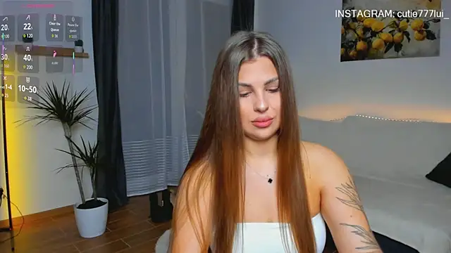 Snapshot of Cutie_Lui chatting on October 6, 2025, 7:17 am Cutie Lui online show from October 6, 2025, 7:17 am