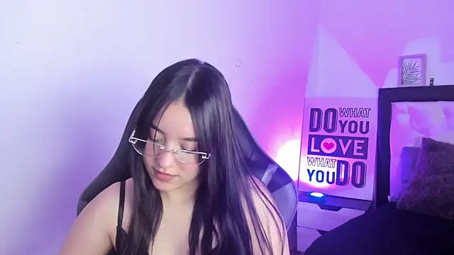 KimGarces online show from September 17, 2025, 9:05 pm