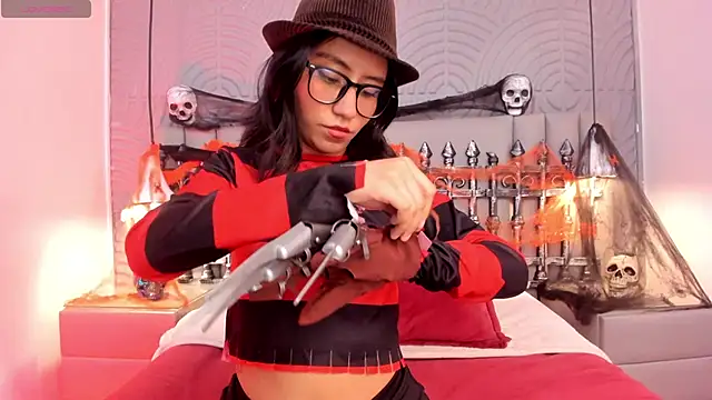 eviegothel  online show from October 31, 2025, 8:32 pm