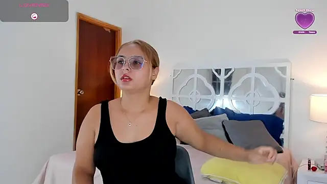 Snapshot of MikaelaStone chatting on September 22, 2025, 12:40 pm MikaelaStone online show from September 22, 2025, 12:40 pm