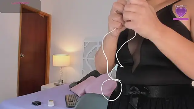 Snapshot of MikaelaStone chatting on October 4, 2025, 11:41 am MikaelaStone online show from October 4, 2025, 11:41 am