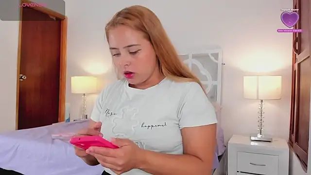 Snapshot of MikaelaStone chatting on October 7, 2025, 11:40 am MikaelaStone online show from October 7, 2025, 11:40 am