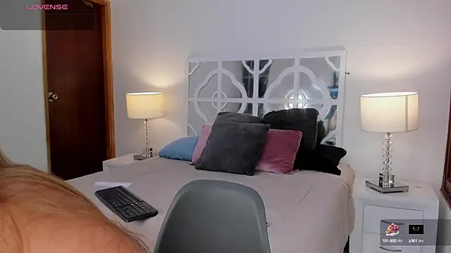 Snapshot of MikaelaStone chatting on October 16, 2025, 12:28 pm MikaelaStone online show from October 16, 2025, 12:28 pm