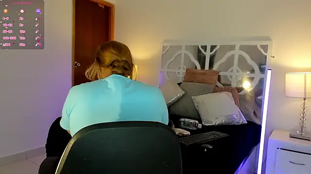 MikaelaStone online show from December 18, 2025, 10:32 am