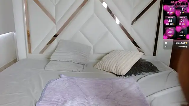 Snapshot of SophiaaLee chatting on October 4, 2025, 8:40 pm SophiaaLee online show from October 4, 2025, 8:40 pm