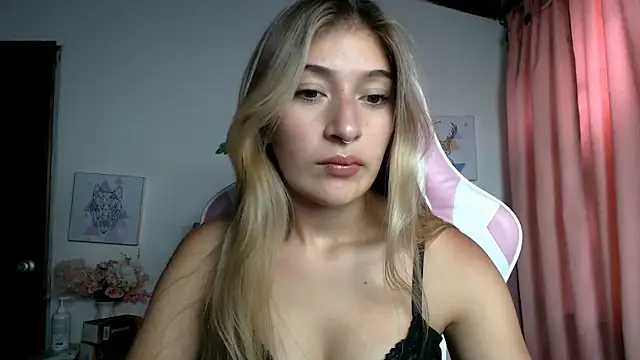 SophiaaLee online show from May 8, 2026, 8:36 pm