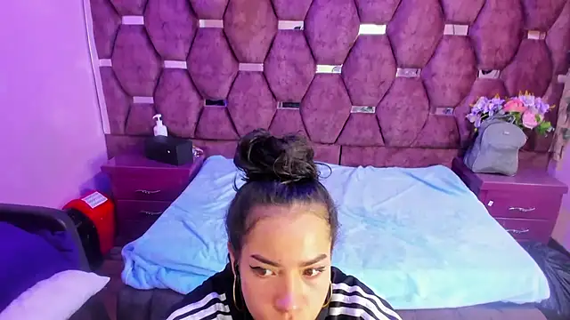 Nanis James online show from May 9, 2026, 3:01 am