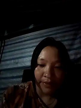 Snapshot of MuiNay chatting on October 8, 2025, 10:29 pm MuiNay online show from October 8, 2025, 10:29 pm