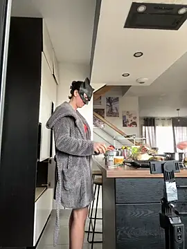 Snapshot of LesAmantsAE2 chatting on April 1, 2026, 9:10 am LesAmantsAE2 online show from April 1, 2026, 9:10 am