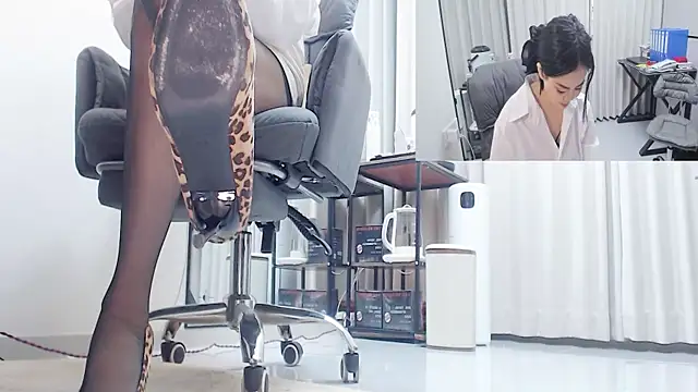 Snapshot of Eileen-L chatting on February 9, 2026, 5:11 am Eileen-L online show from February 9, 2026, 5:11 am