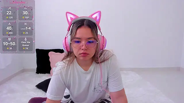 Snapshot of Alana_Banana_ chatting on November 4, 2025, 1:43 pm Alana Banana online show from November 4, 2025, 1:43 pm