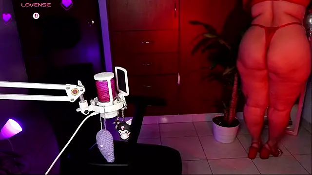 tinamqueen1 online show from March 16, 2026, 9:35 am