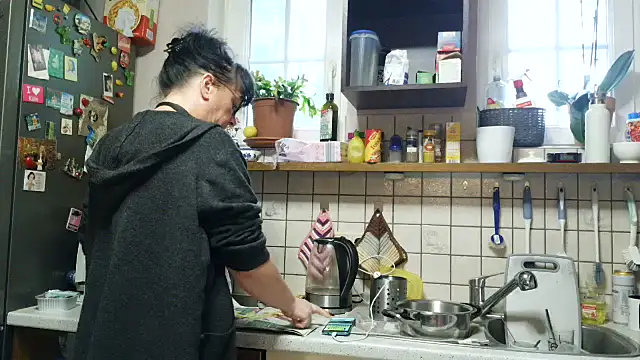 honey47 online show from October 11, 2025, 2:26 pm