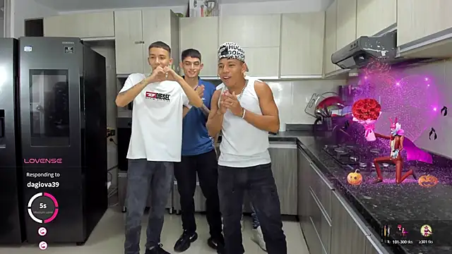 Snapshot of Playhardsex_ chatting on October 23, 2025, 11:03 pm Playhardsex  online show from October 23, 2025, 11:03 pm