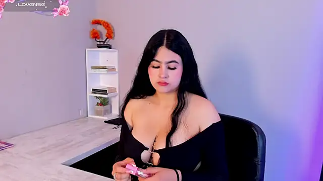 Emma  clark  online show from September 29, 2025, 12:32 pm