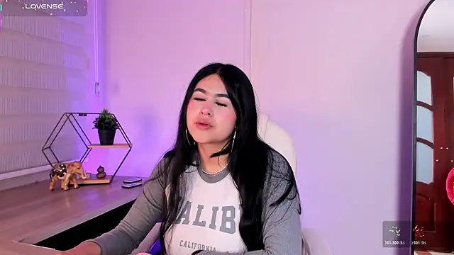 Emma  clark  online show from November 29, 2025, 12:19 pm