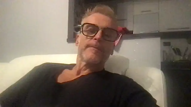 Snapshot of Axl_hot chatting on September 22, 2025, 7:16 pm Axl hot online show from September 22, 2025, 7:16 pm