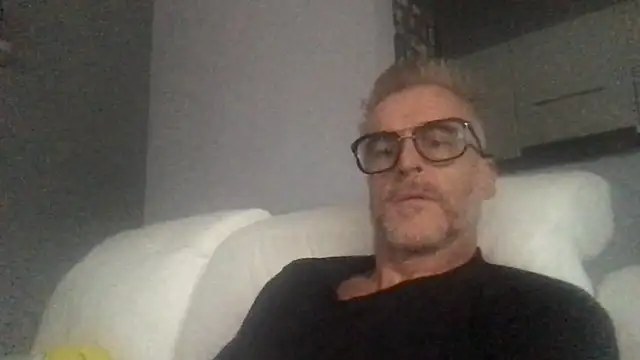 Snapshot of Axl_hot chatting on September 23, 2025, 4:21 pm Axl hot online show from September 23, 2025, 4:21 pm