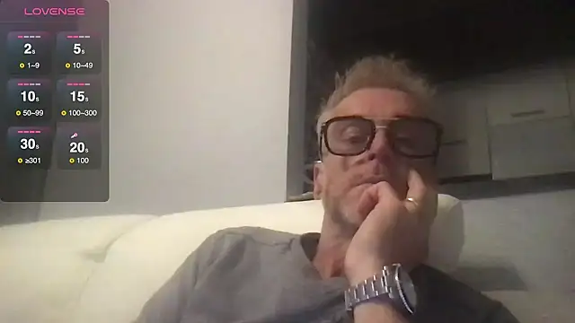 Snapshot of Axl_hot chatting on October 11, 2025, 7:56 pm Axl hot online show from October 11, 2025, 7:56 pm