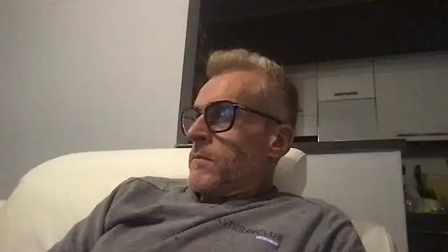 Axl hot online show from November 17, 2025, 9:09 pm