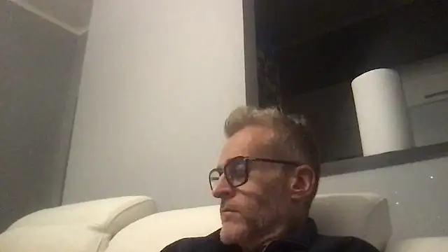 Axl hot online show from November 28, 2025, 8:33 pm