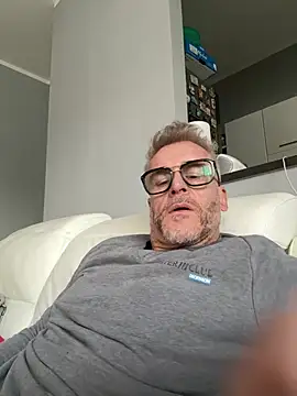 Axl hot online show from March 7, 2026, 4:04 pm