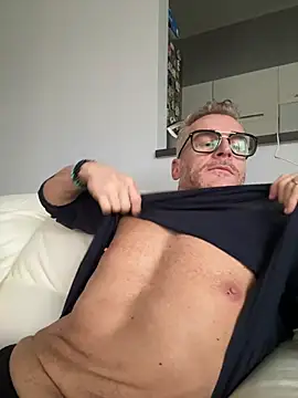 Axl hot online show from March 14, 2026, 1:16 pm