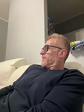 Axl hot online show from March 16, 2026, 8:35 pm