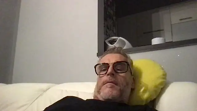 Axl hot online show from May 2, 2026, 12:59 am