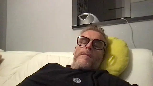 Axl hot online show from May 4, 2026, 10:39 pm