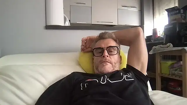 Axl hot online show from May 9, 2026, 2:33 pm