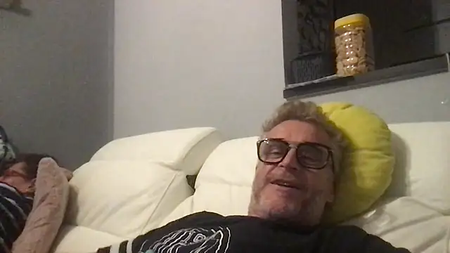 Axl hot online show from June 1, 2026, 9:16 pm