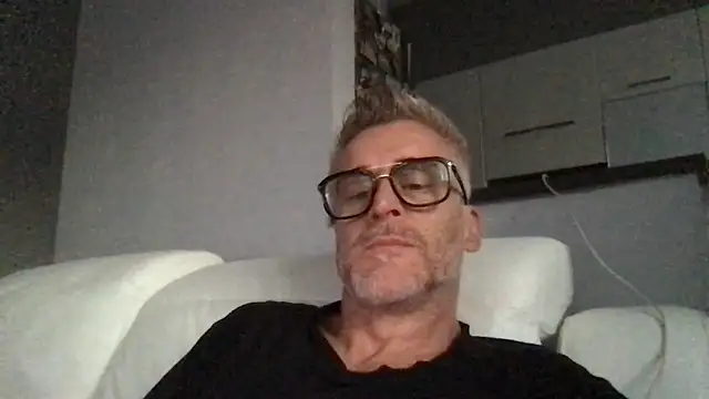 Axl hot online show from June 12, 2026, 7:02 pm
