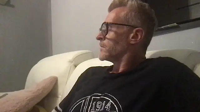Axl hot online show from June 25, 2026, 9:08 pm