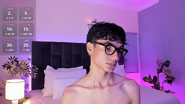 Snapshot of Phillicious__ chatting on November 7, 2025, 10:21 pm Phillicious online show from November 7, 2025, 10:21 pm