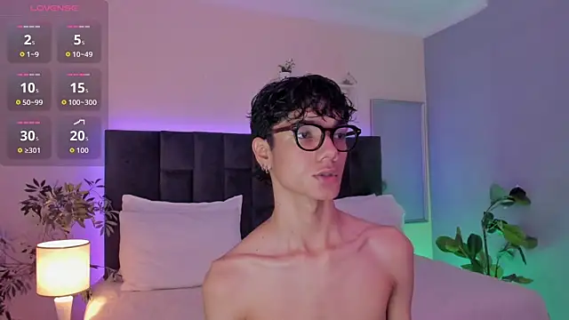 Snapshot of Phillicious__ chatting on November 30, 2025, 12:36 am Phillicious online show from November 30, 2025, 12:36 am