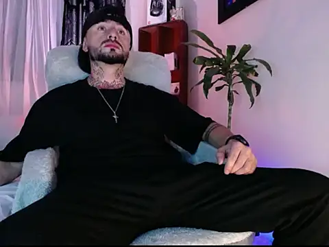 Edwardjonnes online show from October 9, 2025, 1:25 am