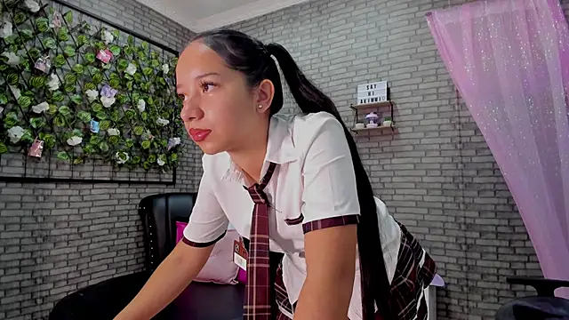 akimy teen online show from October 24, 2025, 1:18 pm