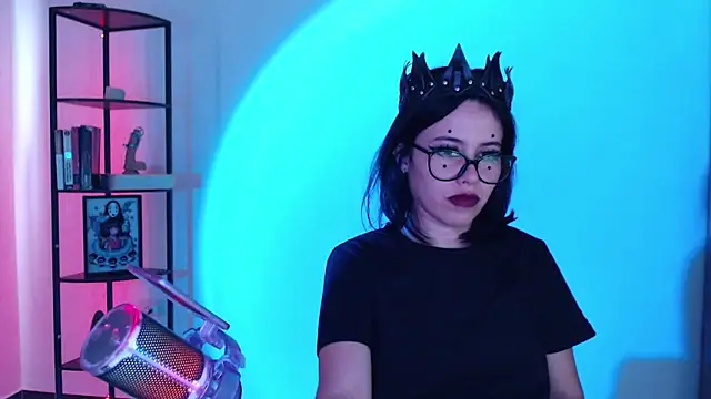 girldom online show from November 20, 2025, 4:51 pm