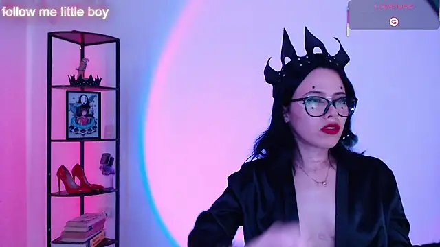 girldom online show from January 14, 2026, 9:42 pm