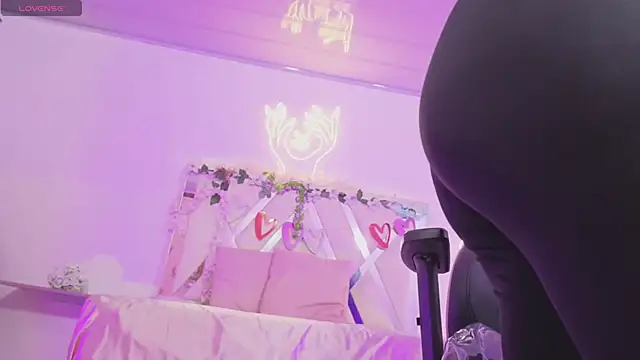 ZURY TAY online show from November 26, 2025, 11:33 am