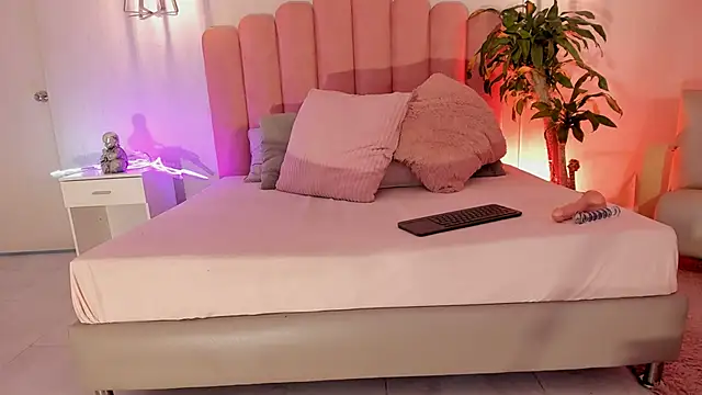 raven black  online show from October 10, 2025, 2:05 pm