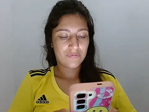 Snapshot of SarahFriendly chatting on June 18, 2026, 12:44 am SarahFriendly online show from June 18, 2026, 12:44 am
