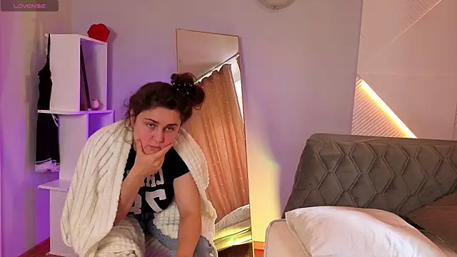 ANGEL CURLY online show from September 9, 2025, 6:13 am