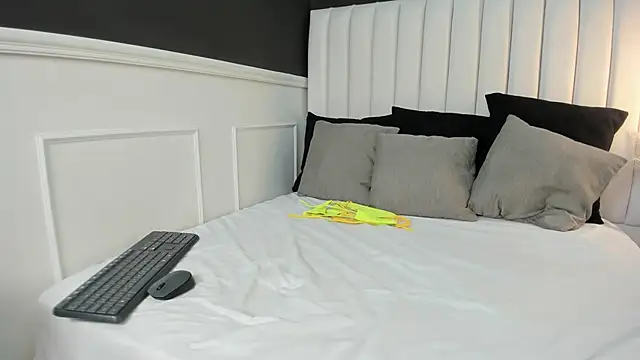  emma willliams  online show from September 18, 2025, 2:08 pm