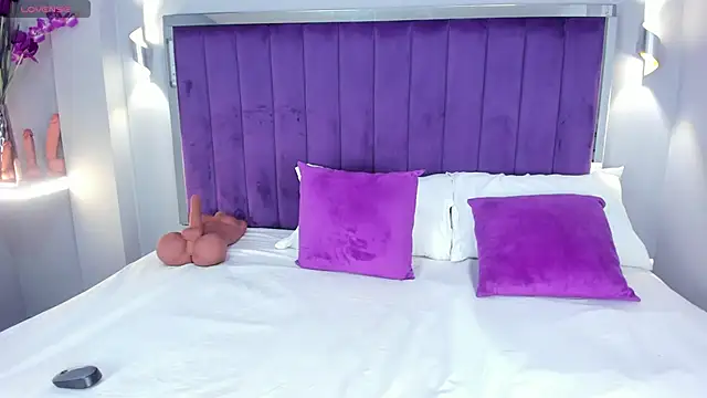 Snapshot of ElaraDusk chatting on October 24, 2025, 4:31 am ElaraDusk online show from October 24, 2025, 4:31 am