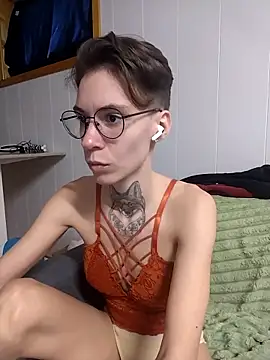 Snapshot of HoneySquirrel chatting on April 6, 2026, 6:20 pm HoneySquirrel online show from April 6, 2026, 6:20 pm