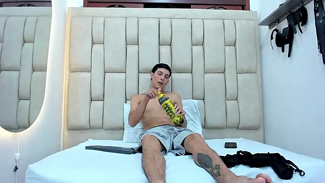 Snapshot of ZafiroAndFlynn chatting on October 10, 2025, 7:35 pm ZafiroAndFlynn online show from October 10, 2025, 7:35 pm