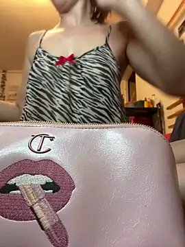 DahliaVonLure online show from June 10, 2026, 12:22 am