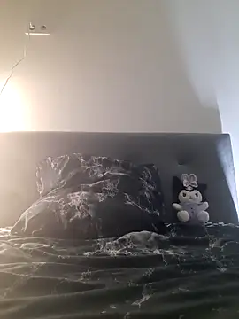 DragonFoxie online show from September 17, 2025, 5:47 pm